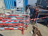 un tas d'échafaudages rouges, blancs et bleus à côté d'un immeuble