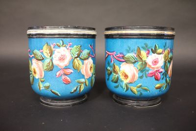 Paire de cache pot en porcelaine à décor de roses polychrome…