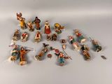 un grand nombre de figurines posées sur une table