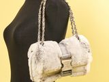 un gros plan sur un sac à main posé sur un mannequin, un mannequin, un mannequin, un mannequin, un mannequin, un mannequin, un mannequin, un mannequin