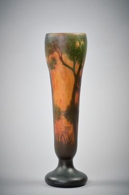 DAUM Nancy Vase de forme cornet en verre multicouche à décor…