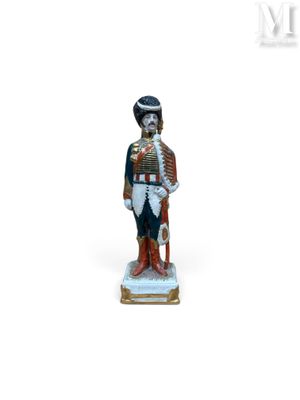 figurine représentant un soldat en uniforme, muni d'une épée