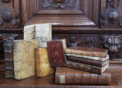 de nombreux livres anciens posés sur une étagère en bois