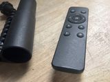 une télécommande posée sur une table à côté d'un boîtier