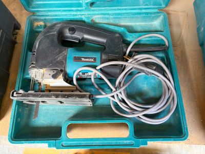 un outil dans un étui bleu contenant un cordon