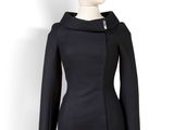 un manteau noir sur un mannequin sur fond blanc