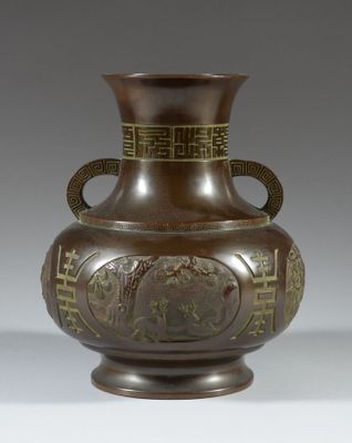 un vase marron orné d'un motif doré