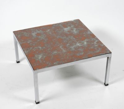 Petite table basse carrée, structure en métal chromé et plat…