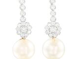 une paire de boucles d'oreilles en perles et diamants