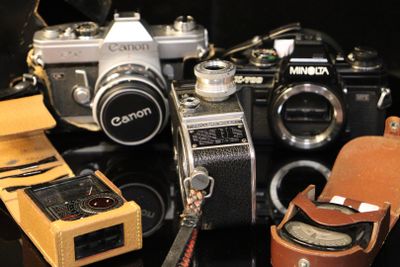 plusieurs types d'appareils photo différents posés sur une table