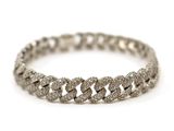 gros plan d'un bracelet en diamant sur fond blanc