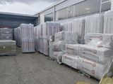 beaucoup de cartons et de palettes dans un entrepôt
