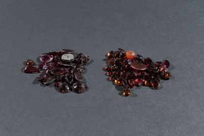 Grenats sur papier. Deux sachets de grenats facettés ou en p…