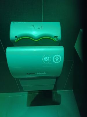 deux distributeurs de papier toilette fixés au mur dans la salle de bains