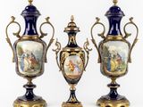 trois vases anciens ornés de scènes peintes sur fond blanc