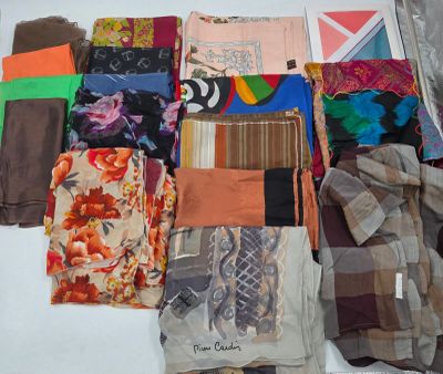 plusieurs types de foulards différents disposés sur une table