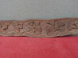 une plaque en pierre sculptée représentant un groupe de personnes