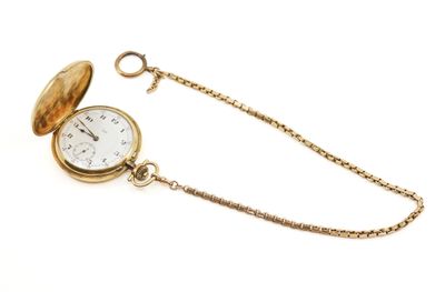 une image représentant une montre de poche en or avec une chaîne, sur fond blanc