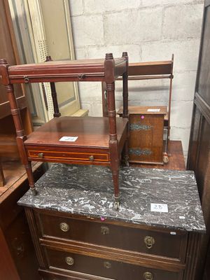 une commode avec un plateau en marbre dans une pièce