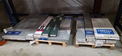 de nombreuses caisses contenant différents types de bois, posées sur des palettes