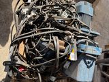 un tas de fils et d'autres équipements électriques par terre