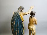 Deux statues représentant un homme et une femme se tiennent l'une à côté de l'autre