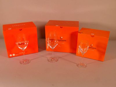 trois verres à vin vides posés les uns à côté des autres sur une table