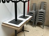 des tables et des chaises dans une pièce où est accrochée une affiche au mur