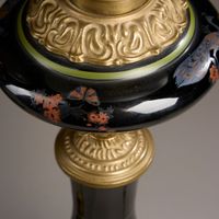 Paire de lampes à pétrole en céramique émaillée noir à décor… (photo 6)