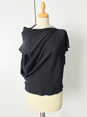 le dos d'un haut noir sur un mannequin