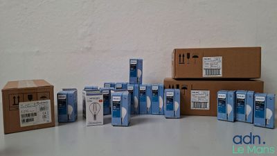 plusieurs boîtes contenant des appareils électroniques posées les unes à côté des autres sur une table