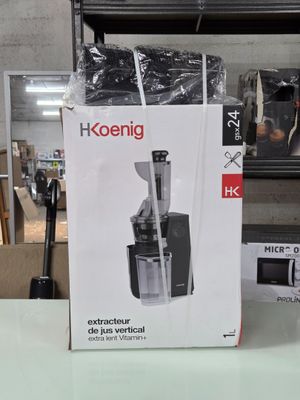 une boîte contenant un extracteur de jus posée sur une table dans un magasin