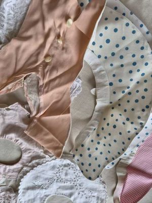 un gros plan d'une couette en patchwork ornée de pois