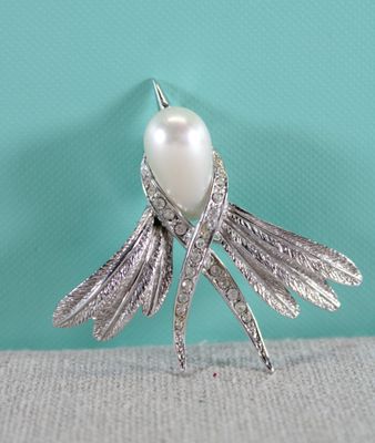 silver plated brooch with white pearl and crystal wings