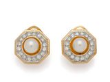 une paire de boucles d'oreilles en perles et diamants
