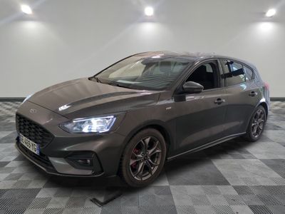 La nouvelle Ford Focus ST est garée dans un showroom.