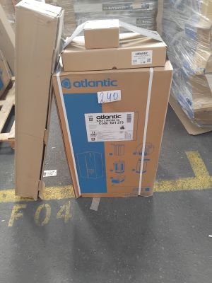 une pile de cartons posée par terre dans un entrepôt