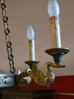 Lustre en bronze doré et patiné, à 6 branches aux cygnes et … (photo 2)