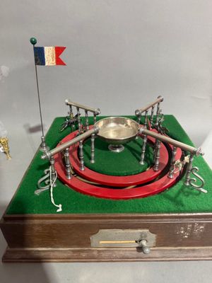 une petite maquette de plaque tournante surmontée d'un drapeau