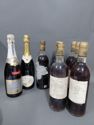 plusieurs bouteilles de vin sont alignées sur une table