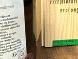 une bouteille de vin posée sur une table à côté d'une bouteille de vin