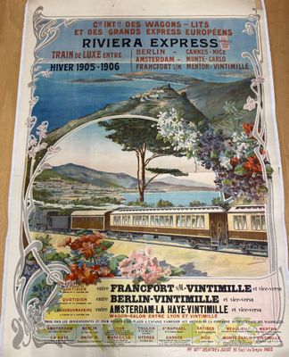 une affiche représentant un train, posée sur la table