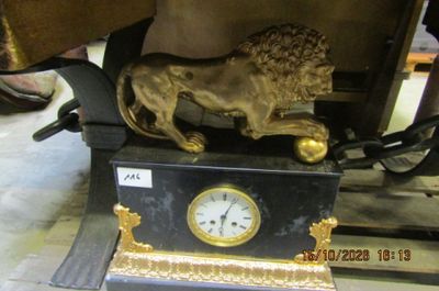 une statue de lion surmontée d'une horloge