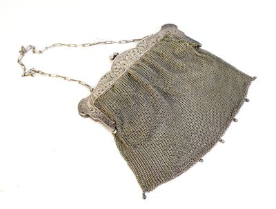 un vieux sac à main en maille argentée, muni d'une chaîne
