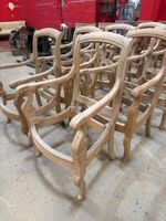 Suite de huit bâtis de fauteuils en bois naturel, sans garni… (photo 2)
