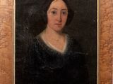un vieux tableau représentant une femme en robe noire, dans un cadre en bois