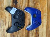 deux manettes de jeux vidéo posées sur une table en bois