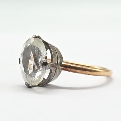 Gros plan sur une bague ornée d'un diamant