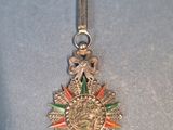 médaille d'argent ornée d'émail rouge, vert et orange