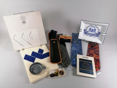 un grand nombre d'objets posés sur une table